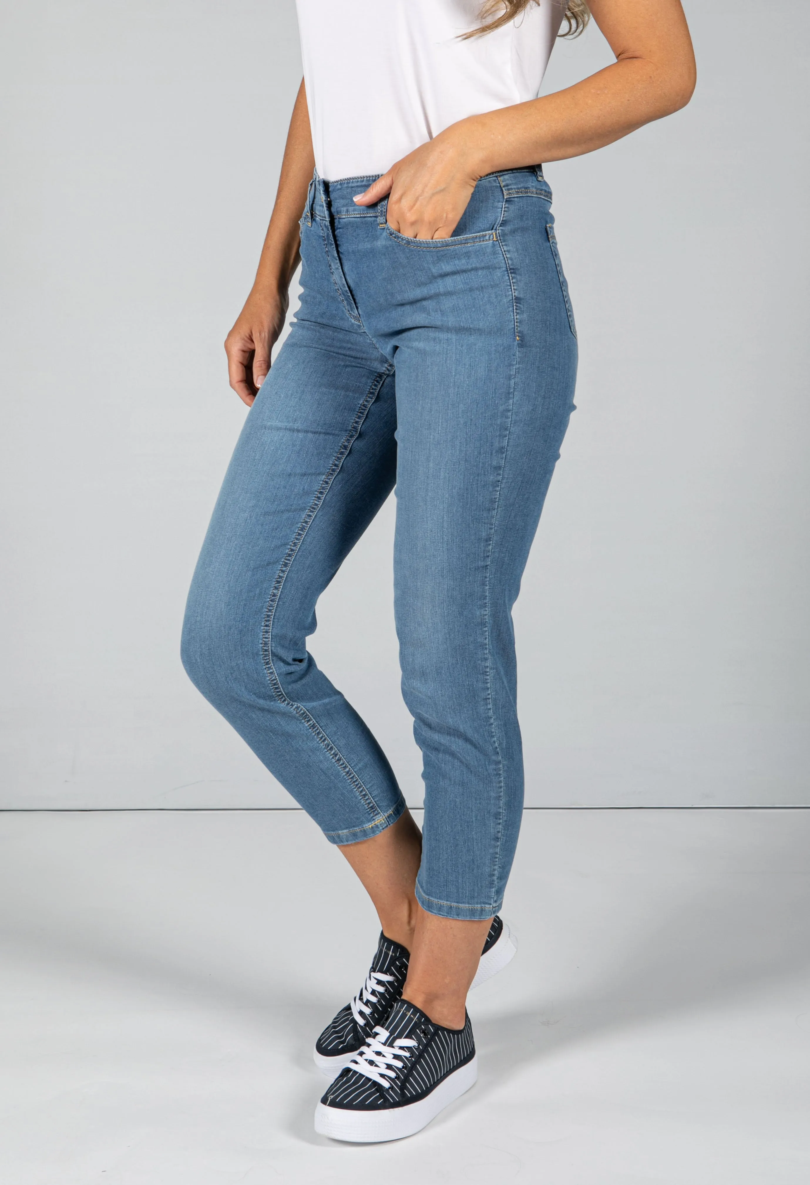 Best4me Five-Pocket Cropped Jeans in Light Denim