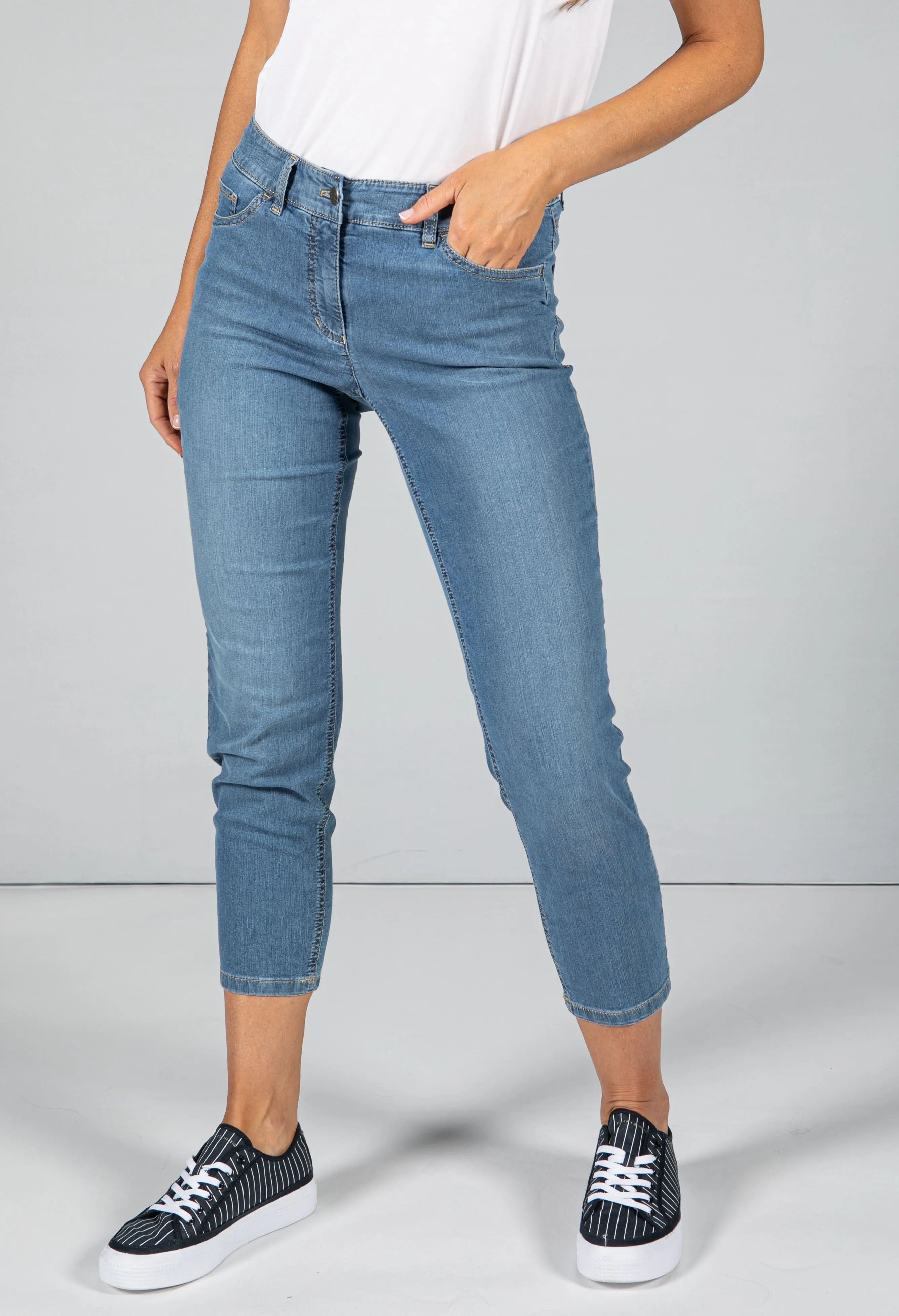 Best4me Five-Pocket Cropped Jeans in Light Denim